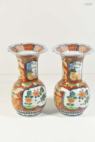 Paire de vases Imari (Ht 22cm)