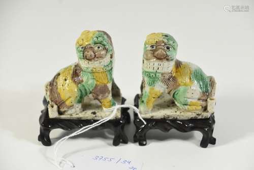 Deux chiens de Fô en porcelaine de Chine (ht 6cm)