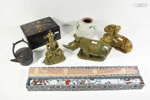 Lot d'objets asiatiques (vase, flute, coffret, scu…