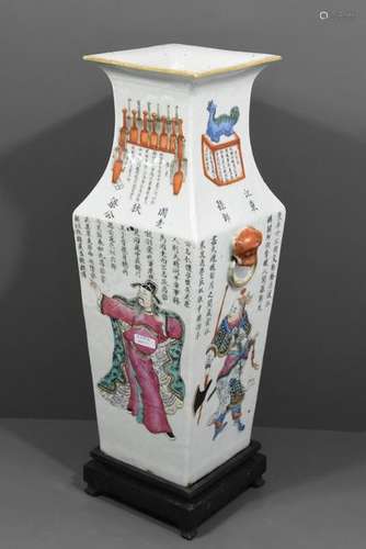 Vase en porcelaine de Chine (Ht 40cm)