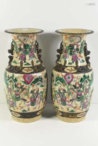 Paire de vases en porcelaine de Nankin 19ème (un c…