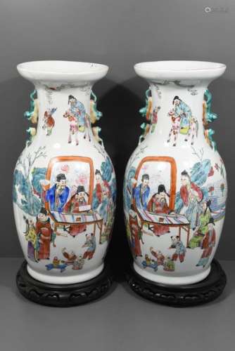 Paire de vases chinois à décor de personnages (45.…