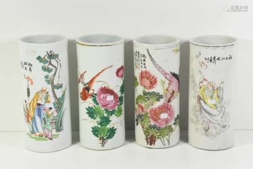 Quatre vases rouleaux en porcelaine de Chine (Ht 2…