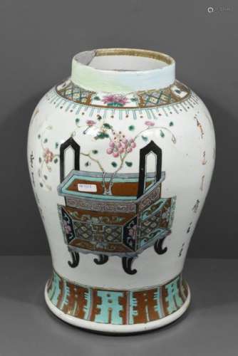 Vase en porcelaine de Chine (ht 37cm) (accidents)