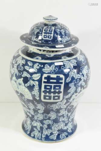 Potiche couverte en porcelaine de Chine (ht 42cm)