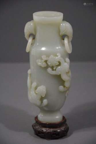 Vase à deux anses en jade sculpté Chine XVIII XIX …