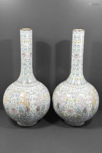 Paire de vases en émaux peints de Canton vers1 900…