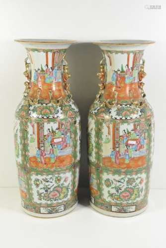 Paire de vases en porcelaine de Canton (Ht.59cm)