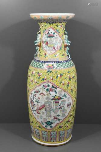 Vase en porcelaine de Chine (Ht.61cm, un éclat à l…