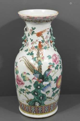 Vase en porcelaine de Chine ( Ht.45cm, un éclat au…
