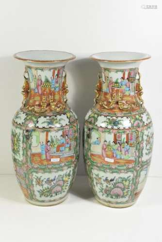 Paire de vases en porcelaine de Canton (HT.45cm)