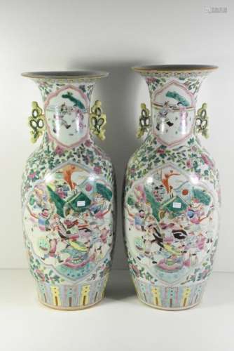 2 vases en porcelaine de Chine (Ht.56,5 et 58cm)