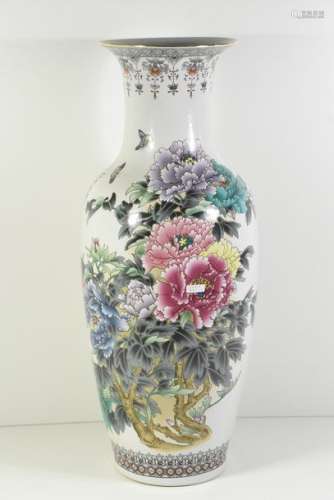 Vase en porcelaine de Chine fleuri (ht 60cm) XXème