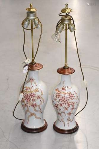 Deux lampes montées sur vases orientales (ht 93cm)