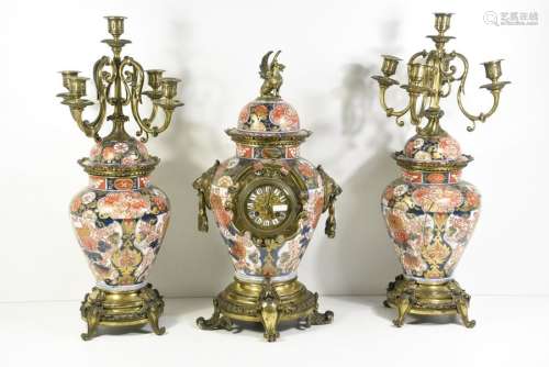 Garniture de cheminée Imari,3 pièces (un vase cass…