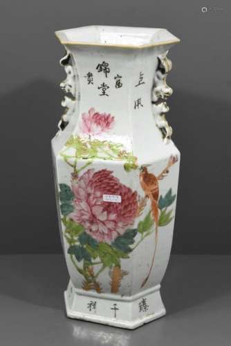 Vase en porcelaine de Chine hexagonal à décor flor…