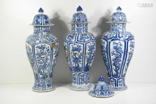 3 vases couverts en porcelaine de Chine (Ht.60cm, …