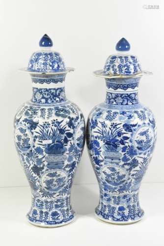 Paire de vases couverts en porcelaine de Chine ble…