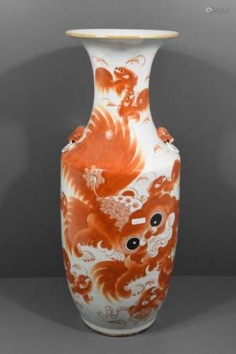 Vase en porcelaine de Chine à décor de chien de Fô…