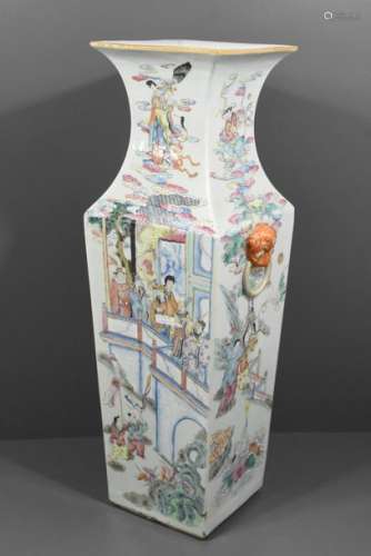 Vase en porcelaine de Chine carré à décor de perso…