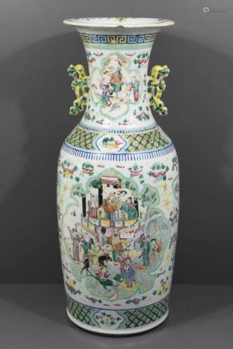 Vase en porcelaine de Chine (Ht.59,5cm, un éclat a…