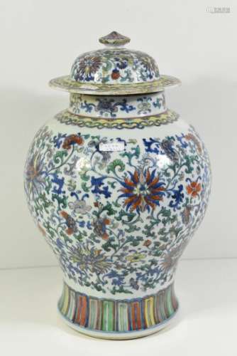 Pot couvert en porcelaine de Chine (Ht.42cm, cassé…