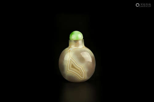 AN AGATE SNUFF BOTTLE