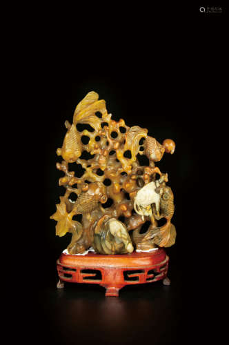 AN AGATE CARVED GOLDFISH MOUNTAIN STONE STATUE