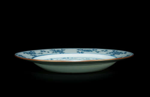 A BLUE AND WHITE EXPORT PLATE