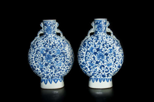A PAIR OF BLUE AND WHITE PORCELAIN DRAGON EAR VASE