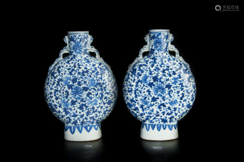 A PAIR OF BLUE AND WHITE PORCELAIN DRAGON EAR VASE