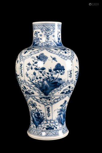 A CHINESE PEKING GLASS OVERLAY VASE