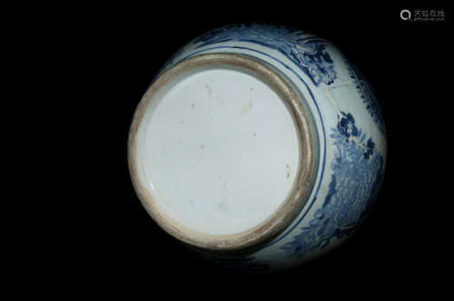 A BLUE AND WHITE EXPORT VASE