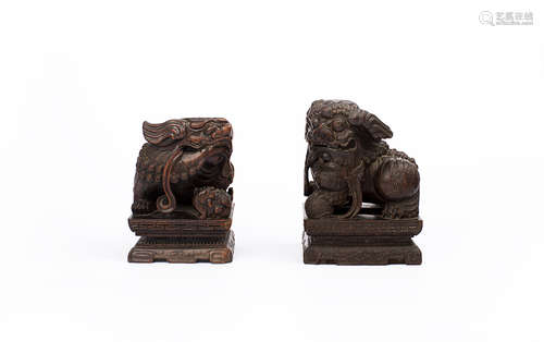 A PAIR OF ROSE WOOD LION DECORATION