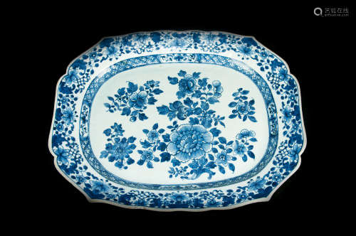  A BLUE AND WHITE EXPORT PLATE