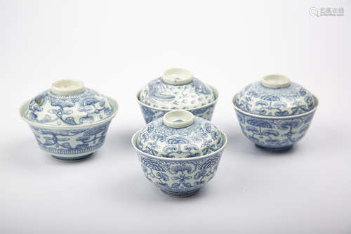 FOUR LATE QING DYNASTY BLUE AND WHITE BOWLS WITH COVER