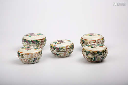 5 EARLY 20TH  CENTURY FAMILLE ROSE BOXES WITH COVER