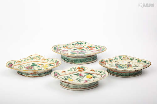 4 EARLY 20TH CENTURY FAMILLE ROSE TRAYS