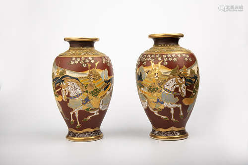 A PAIR OF JAPANESE PORCELAIN VASES