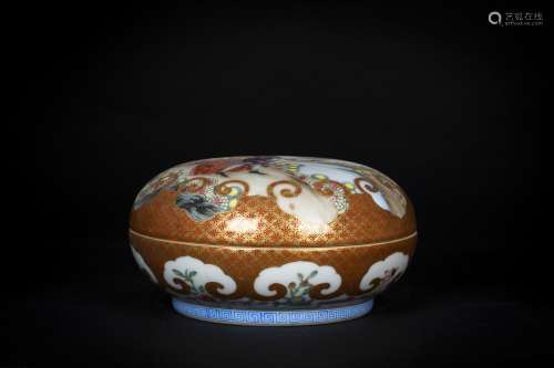 A Chinese Golden Ground Famille-Rose Porcelain Round Box with Cover