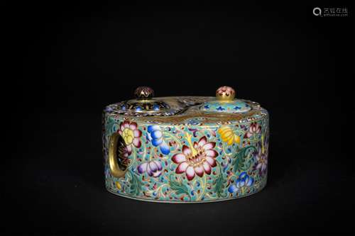 A Chinese Famille-Rose Porcelain Round Box with Cover