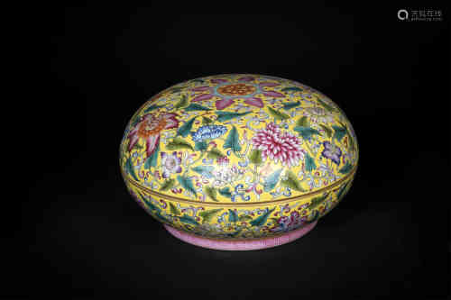 A Chinese Yellow Ground Famille-Rose Porcelain Round Box with Cover
