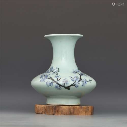 A Chinese Blue and White Porcelain Vase