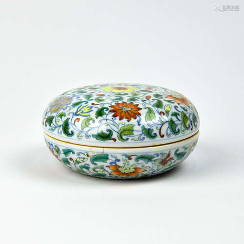 A Chinese Dou-Cai Glazed Porcelain Round Box with Cover