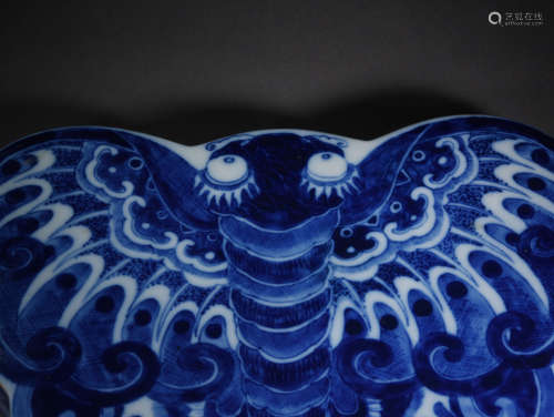 A  BLUE  AND  WHITE  BUTTERFLIES  COVER  BOX  IN THE REPUBLIC  OF  CHINA