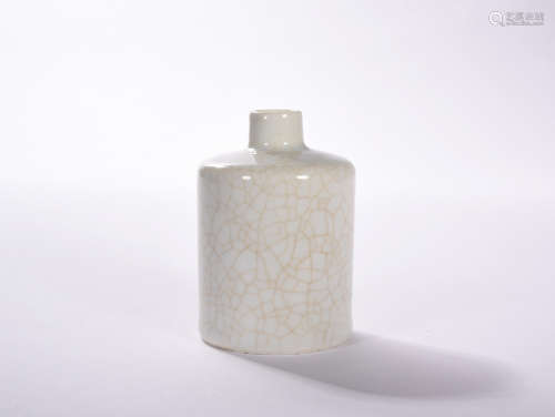 A QING DYNASTY GE GLAZE BOTTLE