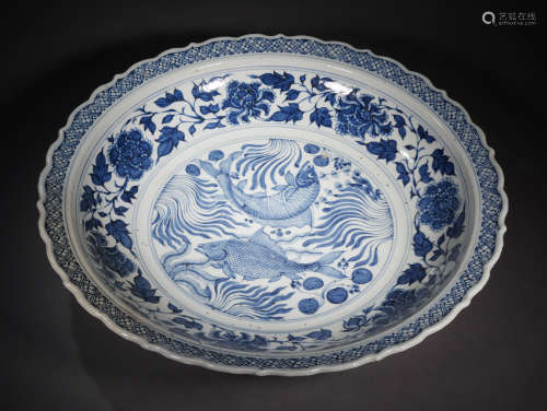 A YUAN  DYNASTY  BLUE  AND  WHITE  BIG  PLATE  PAINTED  WITH  FISH  AND ALGAE  PATTERNS