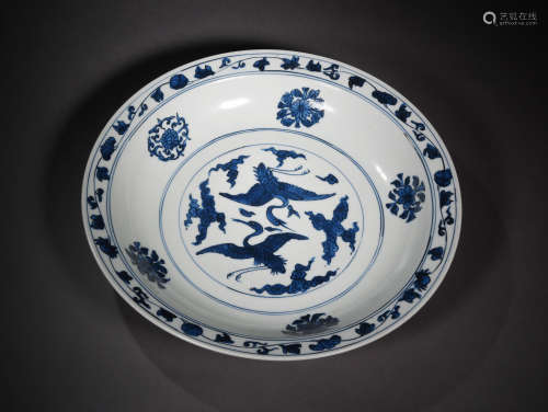 A  BLUE  AND  WHITE BIG  PLATE  PAINTED  WITH  CLOUD AND  CRANES  IN MING  JIAJING  PERIOD
