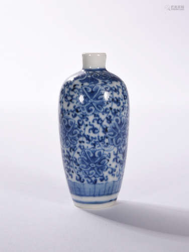 A  BLUE AND  WHITE  SNUFF  BOTTLE  WITH  TWINKING  LOTUS  IN  QING  DYNASTY