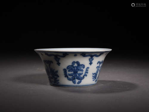A BLUE AND WHITE CUP, QIANLONG PERIOD